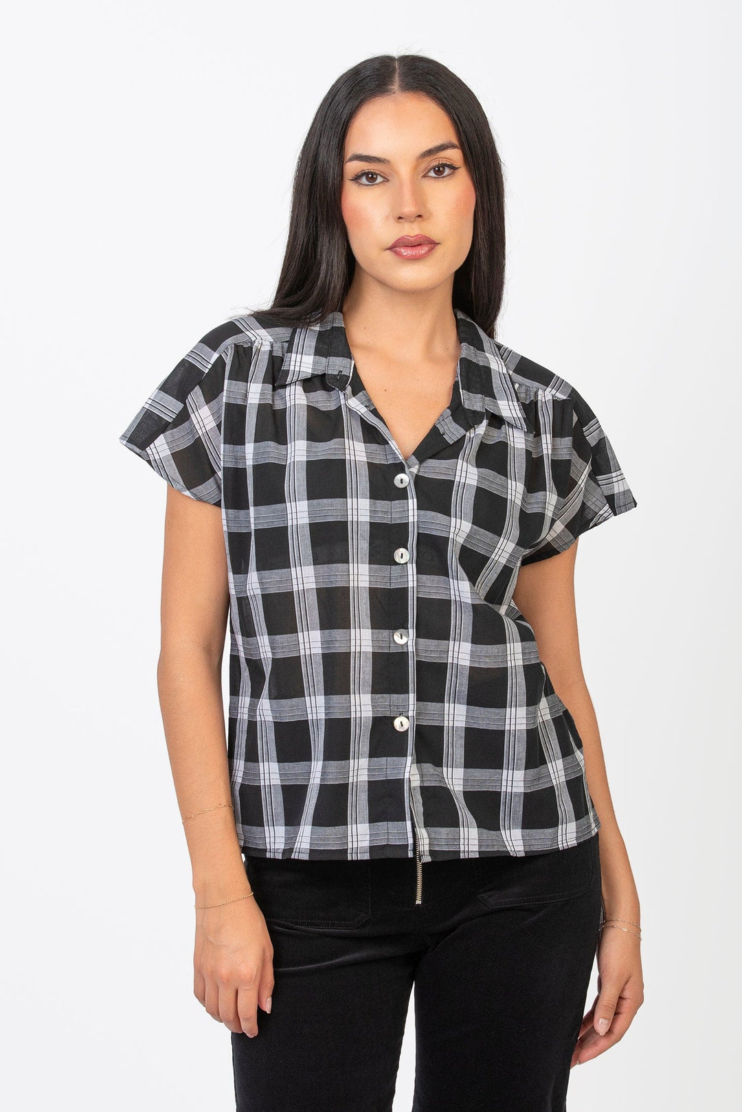 Cameo Clothing Line Carol blouse, stylish shirt with a relaxed fit, featuring a soft fabric and classic design, perfect for casual wear.